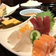 （お刺身、天ぷら、小鉢、ご飯、お味噌汁）

天然の本マグロや旬のお刺身、季節の天ぷらが付いた超お得な特製御膳です。