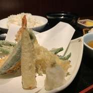 （天ぷら、小鉢、香の物、ご飯、お味噌汁）

海老、いか、季節の野菜の天ぷらを贅沢に盛り込んだ定食です。