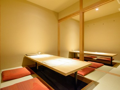 接待や会食、記念日の宴席、お顔合わせなどに向く個室を完備		