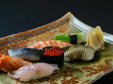 塩味、炭の香りのネタなど新感覚の握りも登場『寿司盛り合わせ』