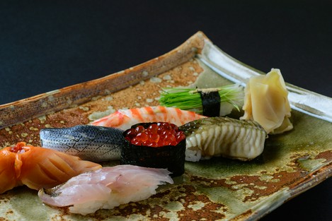 塩味、炭の香りのネタなど新感覚の握りも登場『寿司盛り合わせ』