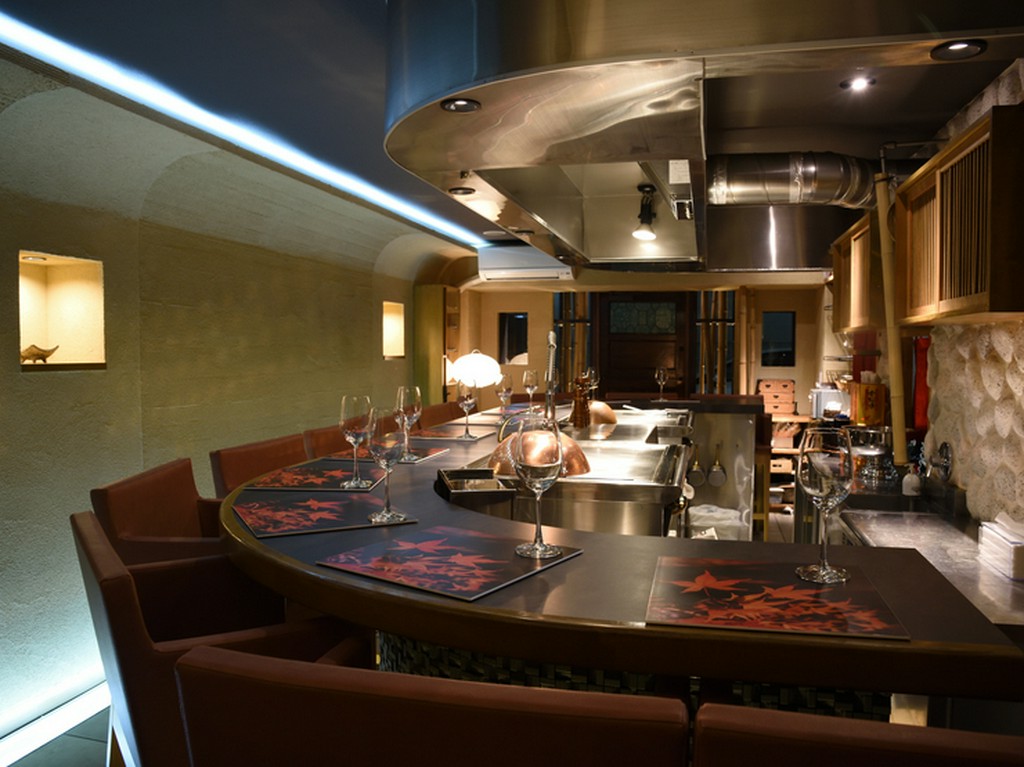 ライトがやさしく照らす、カウンター席だけのアットホームな店内