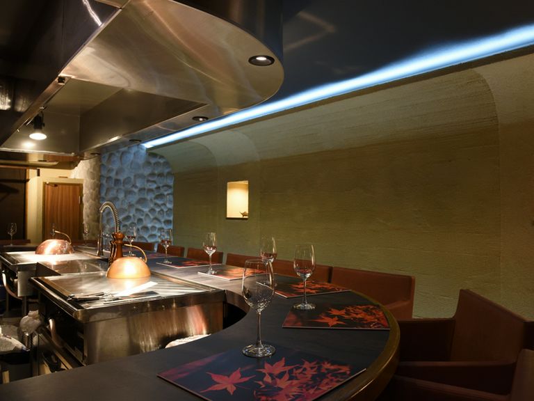 カウンター席ならでは!調理ライブでおもてなし