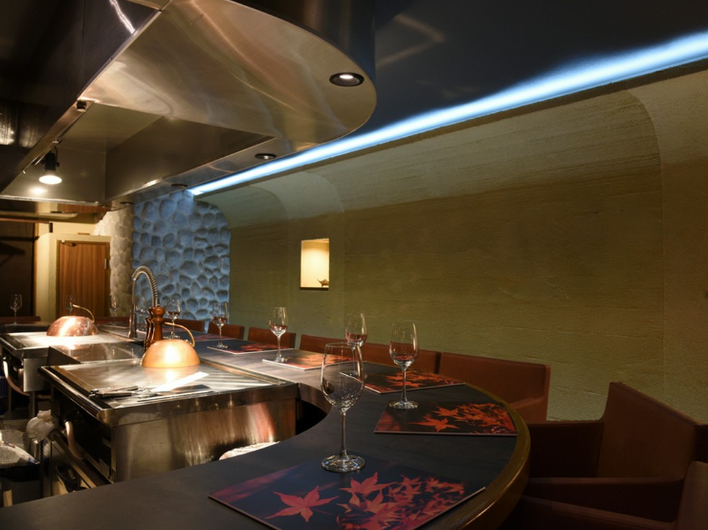 カウンター席ならでは！調理ライブでおもてなし