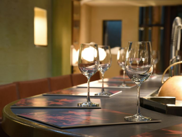 カウンター席で横並びデート、2人の仲も一層深まる