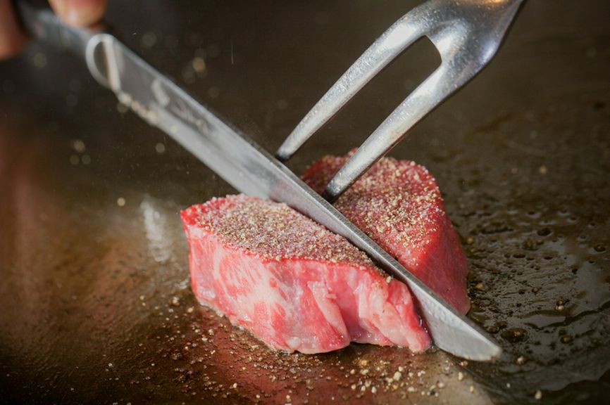 とろける食感と甘み、極上肉にうなる『神戸牛ステーキ』