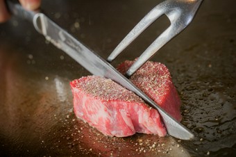 とろける食感と甘み、極上肉にうなる『神戸牛ステーキ』