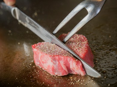 とろける食感と甘み、極上肉にうなる『神戸牛ステーキ』