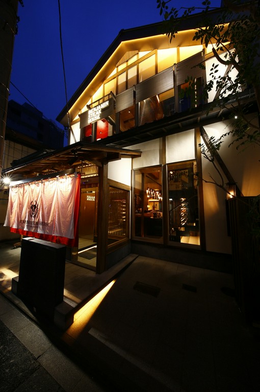 京都の街中に佇み、気品溢れるステーキハウス