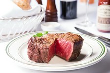 USDA認定プライムビーフを28日間以上熟成させた最上級ステーキと、新鮮なシーフードを是非ご堪能下さい。