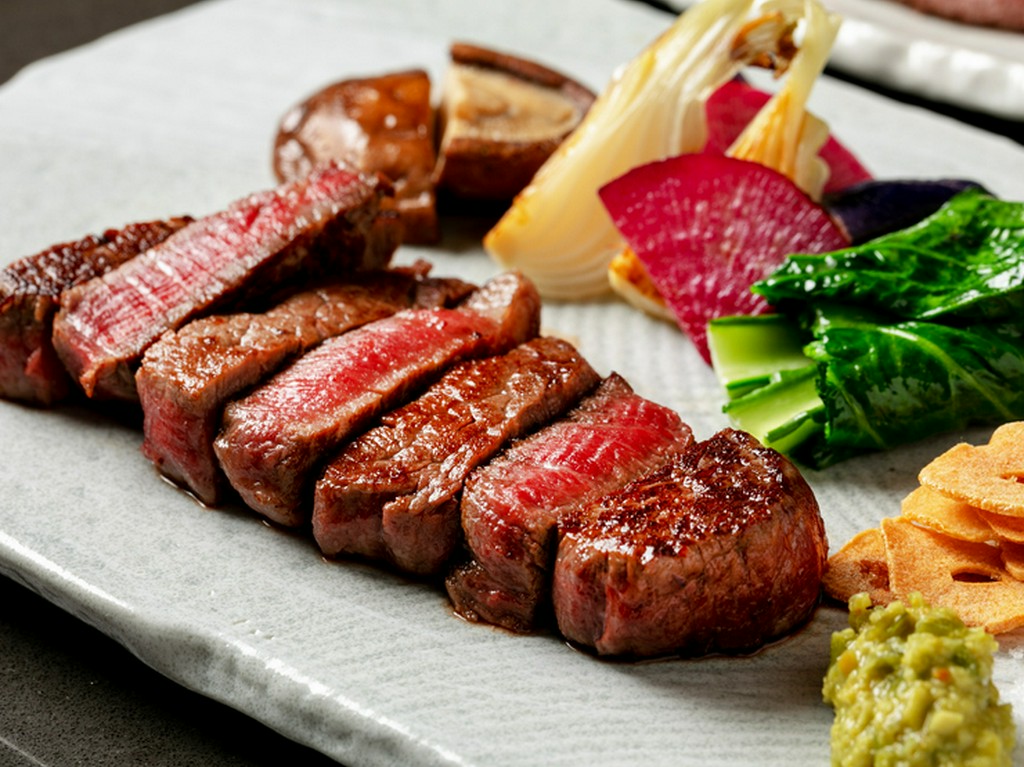 舌の上でとろけていく肉にうっとり。A4ランク以上の山形牛に舌鼓