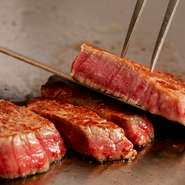 熟練のシェフが間近で調理してくれるオープンキッチン。肉が焼ける「ジュージュー」という音で食欲を刺激されます。目の前で沸き立つ煙と芳ばしい香りに“垂涎三尺”。職人技が光るパフォーマンスにも注目です。