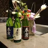 肉の味を引き立ててくれるものを厳選して仕入れたお酒がズラリ。奈良の地酒も豊富に取り揃えています。