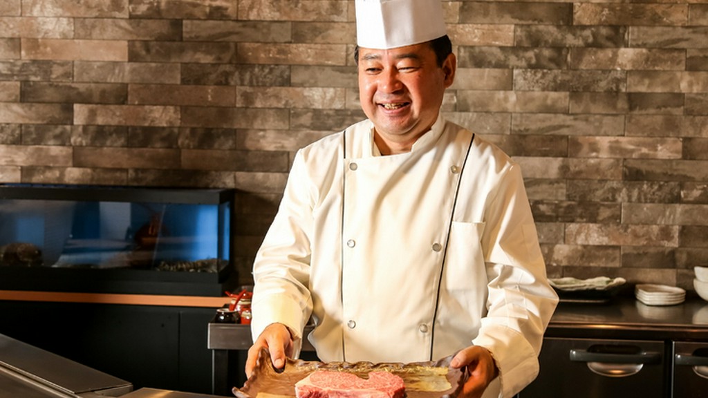 鉄板の上で繰り広げられる熟練の技とトークが魅力