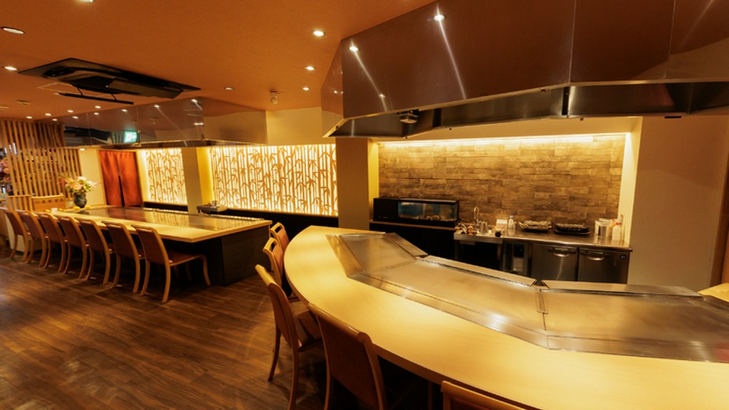 2つの鉄板焼カウンターで、ライブ感あふれる心地良い食事を堪能