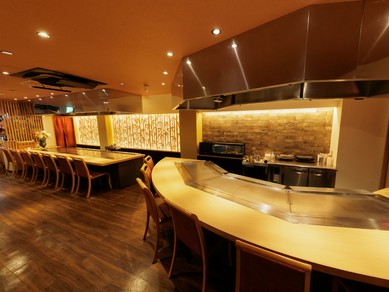 2つの鉄板焼カウンターで、ライブ感あふれる心地良い食事を堪能