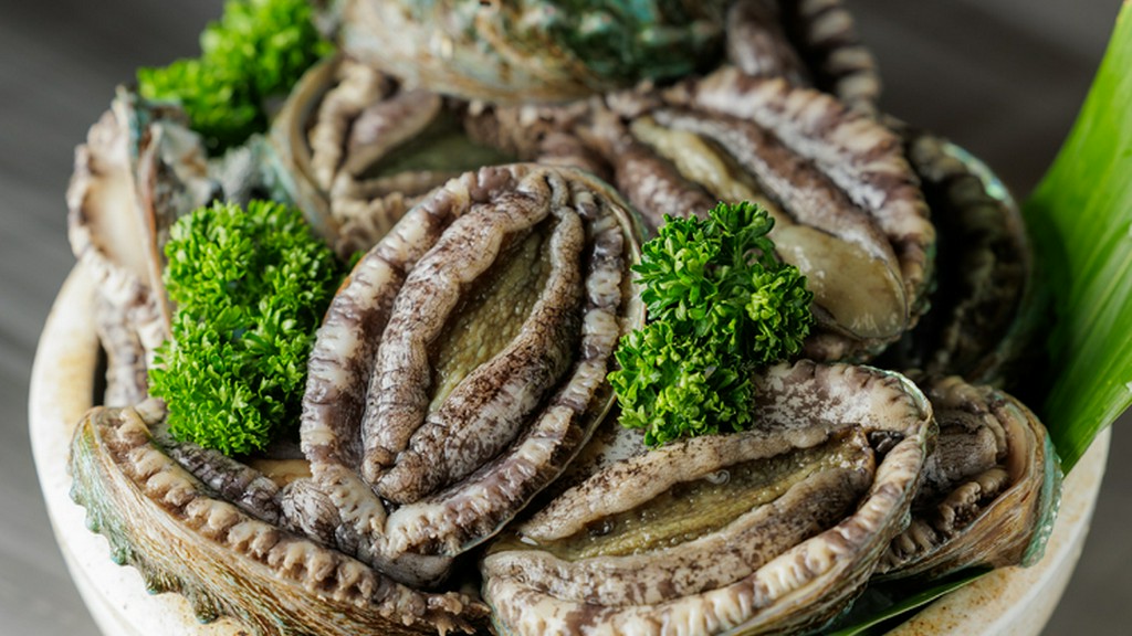 鉄板焼きの魅力を体現する『活アワビ』