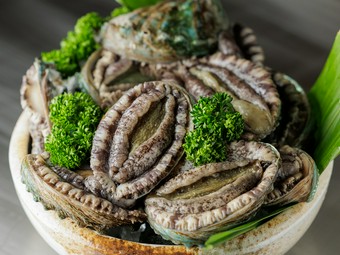鉄板焼きの魅力を体現する『活アワビ』