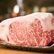 温度と湿度を細かく調整した特別な冷蔵庫で熟成した「神戸牛」。繊細な霜降りが入った赤身を厳選し旨みを最大限に引き出しています。肉の旨みが強く融点の低い脂が口の中でサッと広がる極上の味わいを堪能できます。