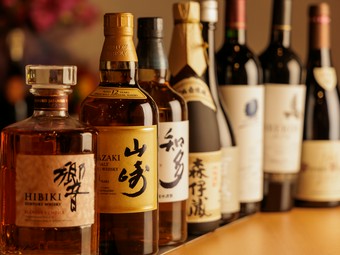 大切な日のために厳選された美酒。記念日には嬉しいサービスも