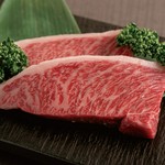 “イチボ”や“ヒウチ”など、「牛肉の大トロ」と称される希少部位を愉しめるプラン。
コースはAコースとBコースからお選び頂き、ステーキは80gか160gからお選び頂きます。
※詳細は【コース】をご覧ください