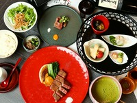 厳選した神戸牛のロースステーキをご用意。神戸牛のきめ細やかな肉質は柔らかくジューシー。肉汁溢れるステーキです。お昼から贅沢に神戸牛のロースステーキをお楽しみください。
詳細は【コース】をご覧ください。