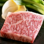 しっかりとした霜降りの黒毛和牛サーロインを使用。最高級部位ならではの圧巻の肉質です。