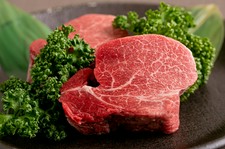 希少価値の高い神戸牛フィレ肉。A5等級のものだけを厳選してご提供。
その上質な味わいをご堪能ください。