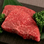 最もリーズナブルに神戸牛が楽しめるコース。赤身肉の濃い味をお楽しみいただけます。