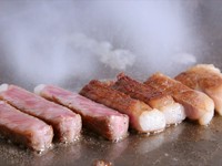 こちらのコースはA5等級神戸牛霜降りリブロースの焼しゃぶとA5黒毛和牛ロースステーキが楽しめるコース