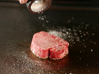 A5等級神戸牛霜降りリブロースの焼しゃぶとA5黒毛和牛フィレステーキのメイン2種類が楽しめるコース