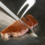 Ａ5ランク厳選神戸牛ステーキに高級食材オマール海老の鉄板焼や当店自慢の焼しゃぶなどが付いたコース。