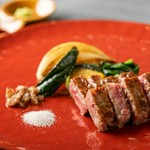 神戸牛熟成肉と黒毛和牛サーロインの2種類のステーキを食べ比べができるコース