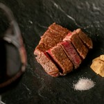 特選神戸牛サーロインステーキと神戸牛熟成肉の2種類のステーキを食べ比べができるコース