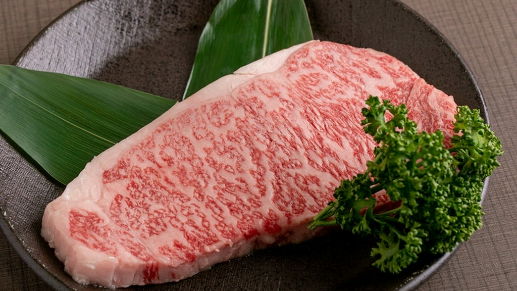 神戸牛の中でも特に優れたロースブロック肉から、特別に優れた部位を切り出して提供いたします。