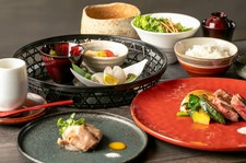 神戸牛のモモ肉を自社の乾燥熟成庫でドライエイジングした熟成神戸牛ステーキのコース。