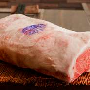 鉄板焼きステーキと言えば霜降りのロースステーキ…。
当店で取り扱うA5等級のロースは圧巻のサシが入っております。赤身にはフィレやシャトーブリアンもご用意。当店の各種コースでは上品にあしらえた和食とともに、鉄板焼きしゃぶと鉄板焼きステーキの2種類のメインディッシュでお楽しみ頂けます…！