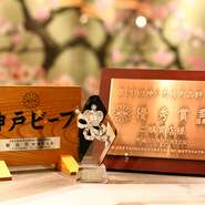 A5等級に拘って仕入れる神戸ビーフのロースステーキは圧巻の霜降り！神戸牛に限らず、各種お手頃な黒毛和牛もA5等級の最上級品をご用意しております。誕生日や記念日など、特別なシーンは是非「桜」にお越しください。様々なご要望・ご相談も承ります。お気軽にお問合せ下さいませ。