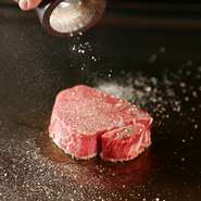 鉄板ステーキの醍醐味、ライブ感のあるパフォーマンスを
間近でご覧頂けます。
神戸牛以外にも、日本各地より各種有名ブランドの黒毛和牛を仕入れております。ランクは勿論、最高のものを。
日本で育まれたA5等級に拘り。最高品質の和牛を豪快且つ繊細に焼き上げ、お客様にお届け致します！
お肉の部位により、ミディアムレアなど、お薦めの焼き加減でご提供しておりますがご希望があります場合には、お気軽にご相談下さいませ。
