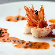 メインとなるステーキはもちろんのこと、海鮮料理にもぜひ注目いただきたい。と、岡本氏。活き鮑や車海老といった新鮮な海の幸を用意。コースをさらに鮮やかに彩ってくれます。