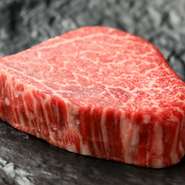 「神戸牛（神戸ビーフ）」を名乗ることを許されるのは、兵庫県産「但馬牛」の中で、厳しい水準をクリアしたA5・A4の一部のみ。こちらのお店ではA5クラスの「神戸牛」に、こだわっています。