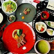 『和』をコンセプトに、八寸盛り合わせ、鉄板茶碗蒸し、土鍋ごはんと赤出汁などの日本食をベースに、神戸牛などの各厳選和牛の焼きしゃぶ、鉄板ステーキにデザートの甘味など…ご提供をさせて頂いております。