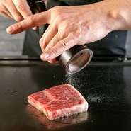 鉄板ステーキの醍醐味、ライブ感のあるパフォーマンスを間近でご覧頂けます。ランクは勿論、最高のものを。日本で育まれたA5等級に拘り、最高品質の和牛を豪快且つ繊細に焼き上げ、お客様に…！