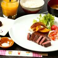 幼児～小学校低学年のお子様向けの『お子様プレート』もご用意しております。鉄板お料理などのワンプレートにごはんとお味噌汁、パックジュース、デザートにチョコブラウニー・バニラアイスのご提供でございます。