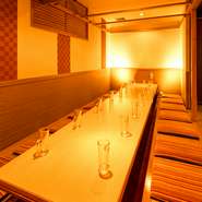 洗練されたデザインが施された雰囲気ある店内でご宴会は、最大100名様までご利用いただけます。結婚式の二次会やお祝いにおすすめ。10名様以上の団体様用個室もございますので大人数でのご宴会に最適。