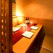 優しい灯が包んでくれる個室空間は飲み会,接待,女子会,ご宴会に最適。完全プライベート空間で周りを気にすることなくお食事をお愉しみいただけます！当店自慢のバル料理と共に寛ぎのお時間をお過ごしください。