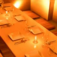 モダンな造りの広々とした個室席では、足を伸ばしてゆっくりお寛ぎいただけます。当店自慢のバル料理やお酒と共に寛ぎのひとときをお過ごしください。女子会・合コンに◎