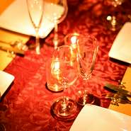 インテリアにもこだわったお洒落な店内は、2名様でもご利用頂ける個室席もご用意しております。周りが気にならないプライベート個室席で、恋人との素敵なひとときをお過ごし下さい。