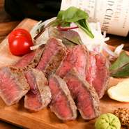 使用するのはヘルシーな赤身肉。薄く切っているため食べやすく、お酒がどんどん進むおいしさです。特製ガーリックオイルと塩をつけて、肉本来の味わいを存分に堪能できるひと品です。