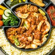 SNS映えも抜群、『チーズタッカルビフォンデュ』はタッカルビとフォンデュが一度に楽しめるお得なメニュー。オーダーは2人前からですが分量は4人前ほどもあり、ボリューム感満点なのも嬉しいポイントです。